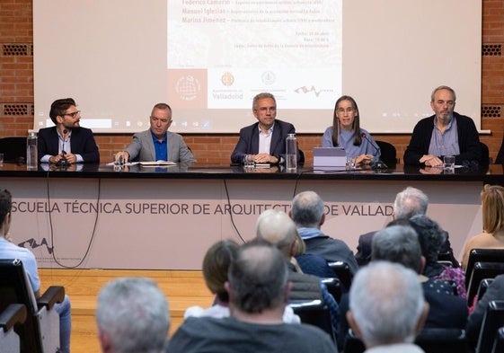 De izquierda a derecha, Federico Camerin, Ignacio Zarandona, Javier Izquierdo, Marina Jiménez y Manuel Iglesias, durante la mesa redonda celebrada ayer en la Escuela de Arquitectura.