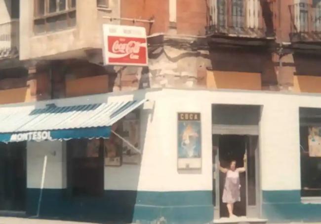 Charo Gutiérrez se asoma por las puertas del Bar Montesol en 1978.