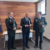 Alberto Jiménez (derecha), junto al subdelegado del Gobierno, Jacinto Canales (centro), y el jefe provincial de la Policía Nacional, Francisco Oterino.