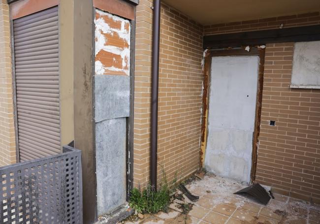 Detalles antiokupas de los chalets de la avenida de la Circunvalación de Cigales.