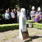 Acto de homenaje a Narciso Alonso Cortes, ante cuyo busto luce la placa con el poema de Antonio Machado.