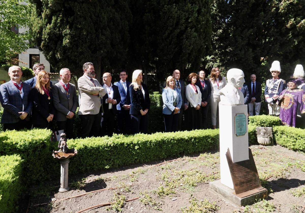 Acto de homenaje a Narciso Alonso Cortes, ante cuyo busto luce la placa con el poema de Antonio Machado.
