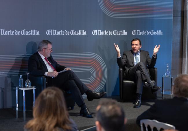 Óscar Puente, durante la ronda de preguntas con el director de El Norte de Castilla, Ángel Ortiz.