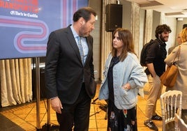 Óscar Puente habla con la portavoz del PSOE en las Cortes, Patricia Gómez Urbán, tras el acto de El Norte.