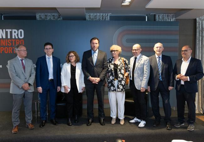 El ministro posa con los concejales de su grupo municipal.