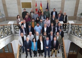 El consejero de Presidencia y la presidenta de la Diputación, con otros cartos de la Junta y la Diputación y numerosos alcaldes.