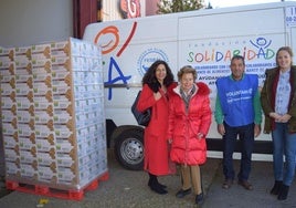 La presidenta de honor de Gullón, María Teresa Rodríguez, junto a su hija Lourdes Gullón, en la entrega de alimentos.
