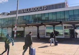 Pasajeros a su llegada al Aeropuerto de Valladolid, en Villanubla.