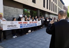 Concentración de los abogados del turno de oficio en la puerta de los juzgados en apoyo del letrado del Roberto Hernández.