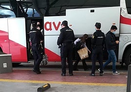 Control de la Policía Nacional en la estación de autobuses de Segovia.