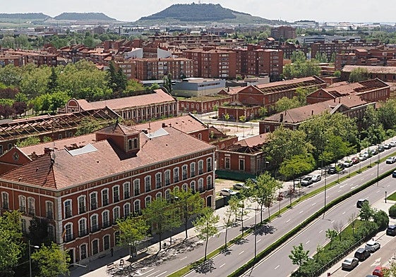 Los pabellones del cuartel que acogerán las viviendas para jóvenes ocupan el centro de la gran parcela.