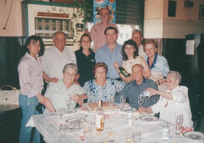 La familia Gutiérrez acompañada de amigos en el interior del bar Montesol el 11 de julio de 1996