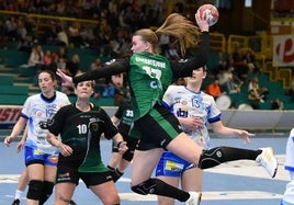 Polina se eleva para lanzar a portería con su actual equipo, el Ariosto Ferrara italiano.