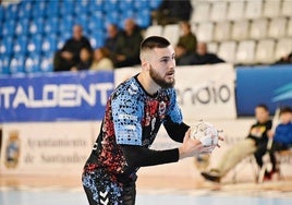 Stjepan Jozinovic se prepara para lanzar un penalti esta temporada en Santander.