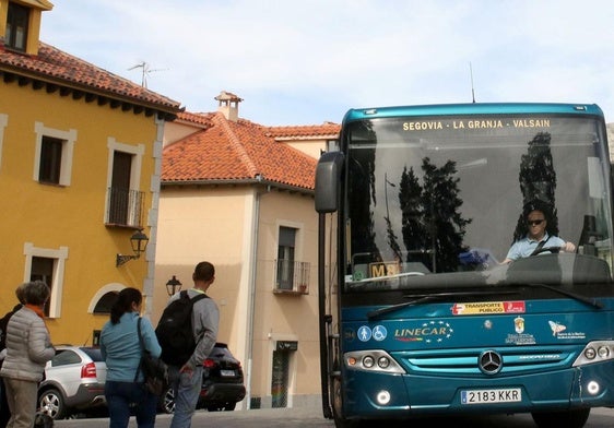 Servicio de la línea M8 del transporte metropolitano entre Valsaín y Segovia recoge viajeros en La Granja.