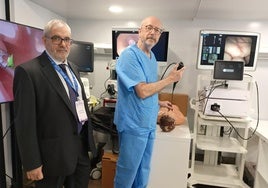 Los neumólogos Carlos Disdier y Enrique Cases, en el neumocamión que recrea una unidad con tecnología para tratar a pacientes.