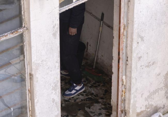 Un hombre, en los accesos de la una de las casas.