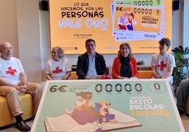 Los presidentes provincial y autonómica, Juan José Zancada y Rosa Urbón (en el centro), presentan el sorteo del oro que se celebrará en Valladolid.