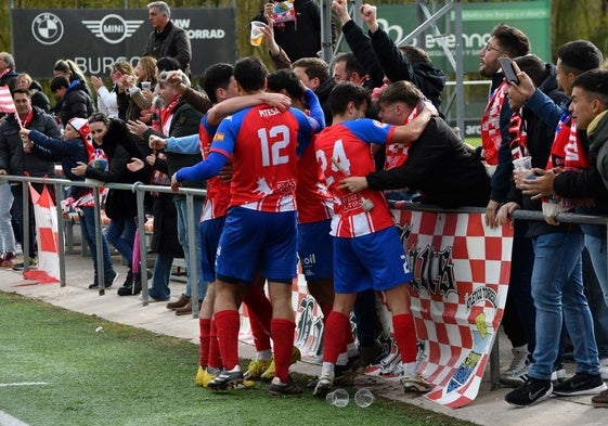 Los jugadores celebran un gol con los aficionados en Las Salinas.