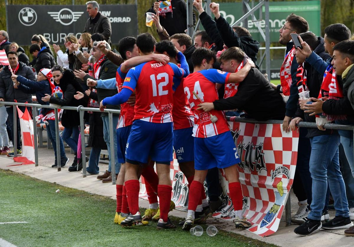 Derbi en Las Salinas, un cónclave por el ascenso
