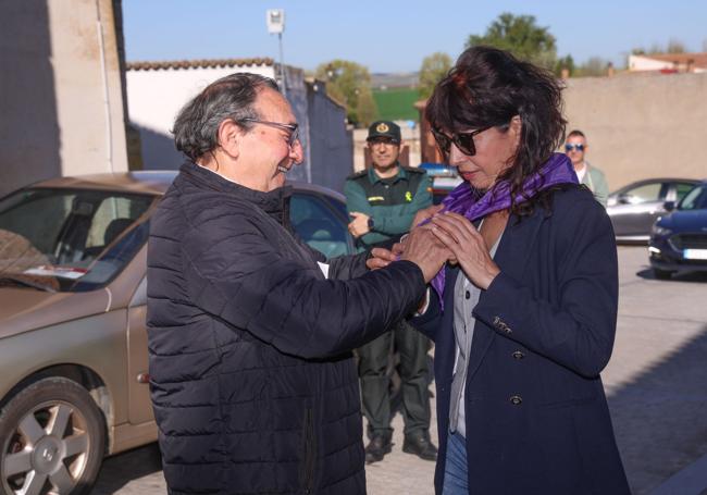 El alcalde Luis Alonso Laguna anuda un pañuelo morado comunero a la ministra de Igualdad, Ana Redondo, que hizo una visita fugaz a la localidad.
