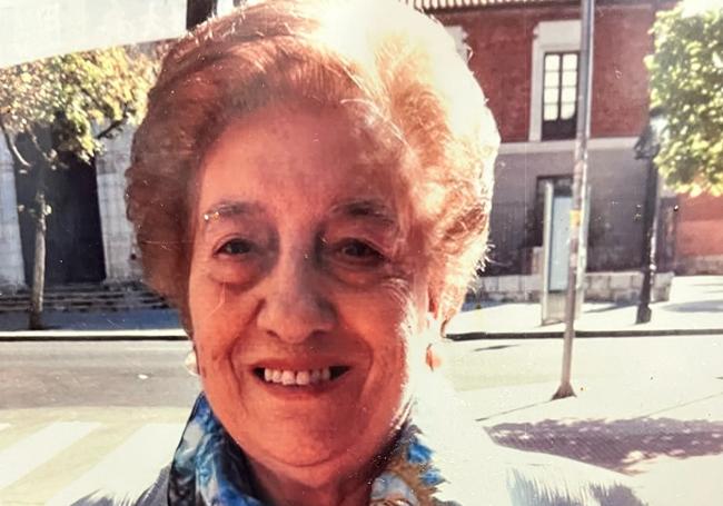 Teresa Olmedo, madre de la familia u propietaria, junto a Jeremías, del bar Montesol.
