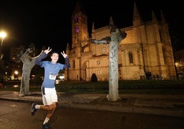 Uno de los corredores del año pasado a su paso por la iglesia de la Antigua.