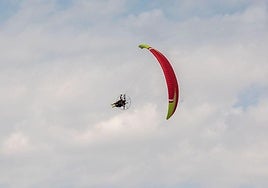 Imagen de archivo de un parapentista.