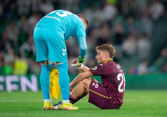 Adrián, portero del Betis, consuela a Chuki tras el descenso del Real Valladolid el pasado jueves en el Villamarín