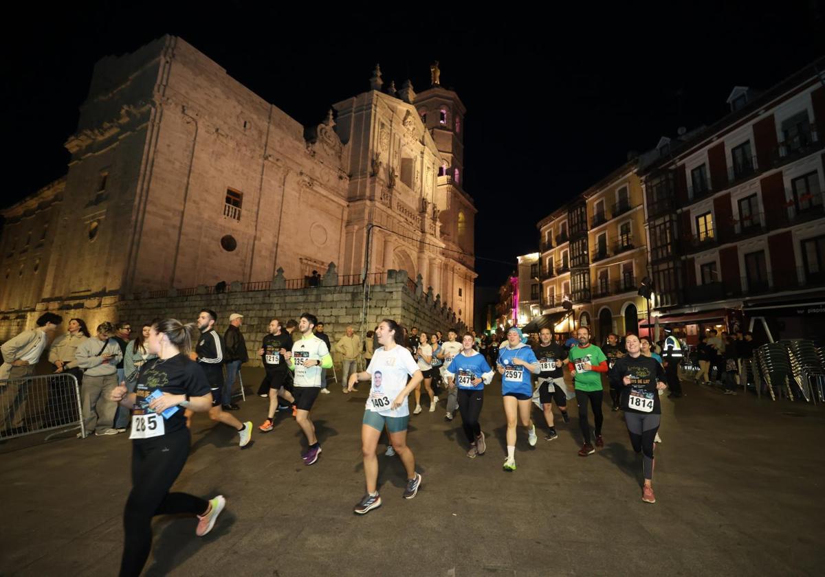 Un grupo de participantes, a su paso por la Catedral de Valladolid