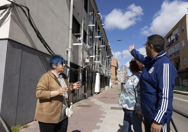 Los vecinos del 29 de Octubre señalan los desperfectos en las viviendas.