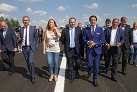 José Luis Ábalos, acompañado de Javier Izquirdo, Virginia Barcones y Juan Carlos Suárez-Quiñones, inaugura en 2018 el tramo Santas Martas-León de la A-60.