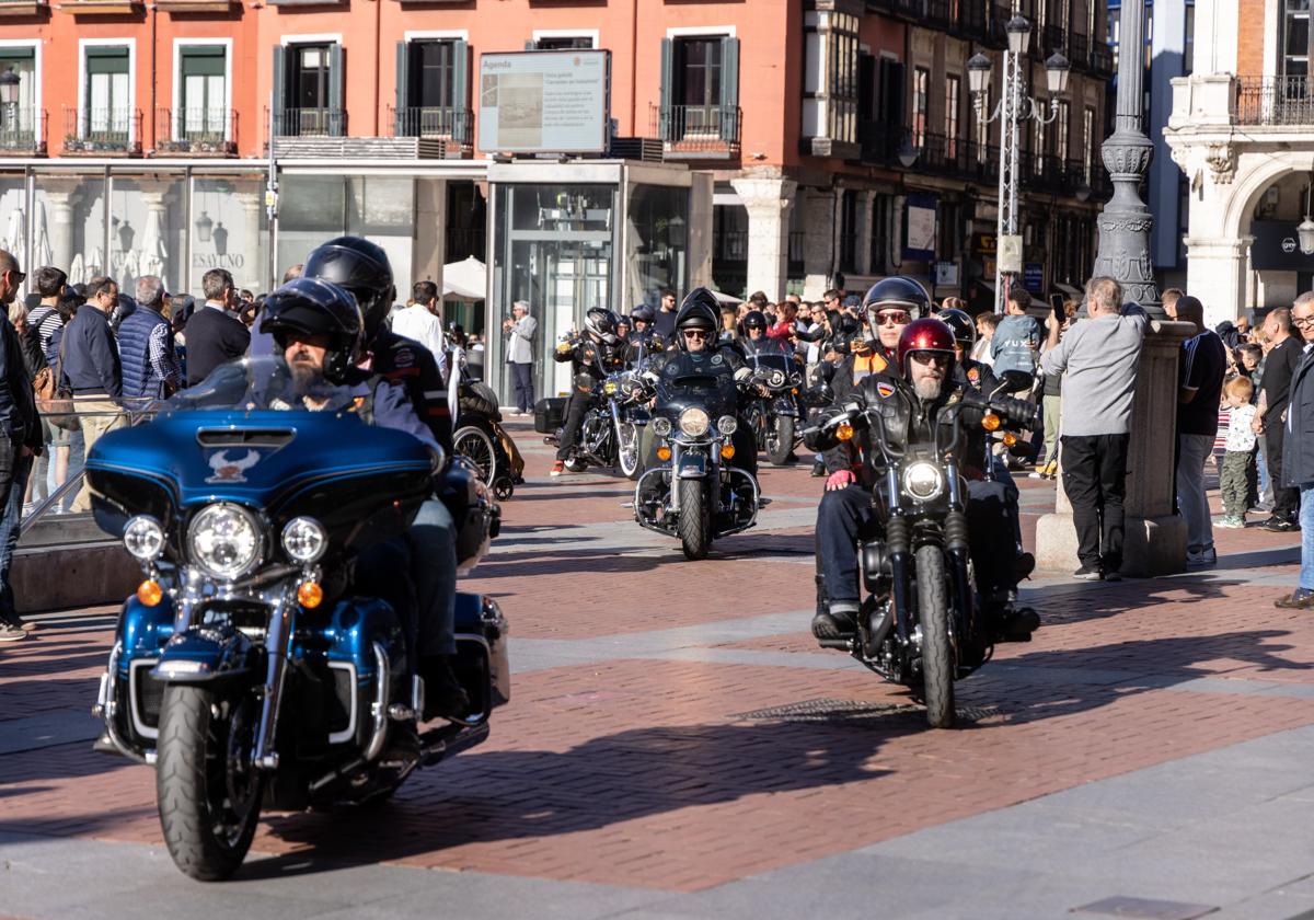 La concentración motera llega a la Plaza Mayor ante la atenta mirada de los vecinos de Valladolid.
