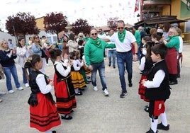 Pasillo de honor al presidente de la A.C.D. Zarandaja (izquierda) y el pregonero de la XXX Expo Castilla y León.