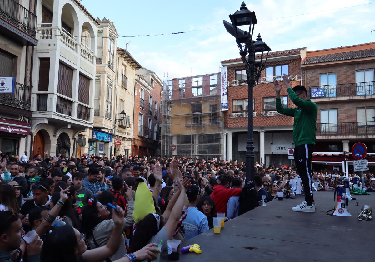 La gente tomó la Plaza de España para disfrutar de la jornada.