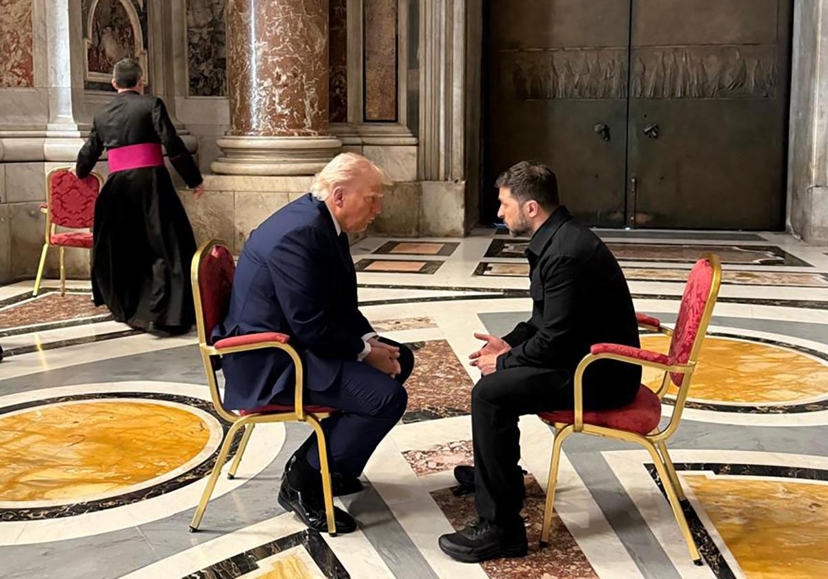 Trump y Zelenski sentados cara a cara y hablando en el interior de la basílica de San Pedro.