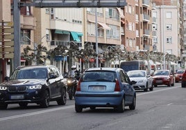 Tránsito de vehículos en la avenida Valladolid de la capital.