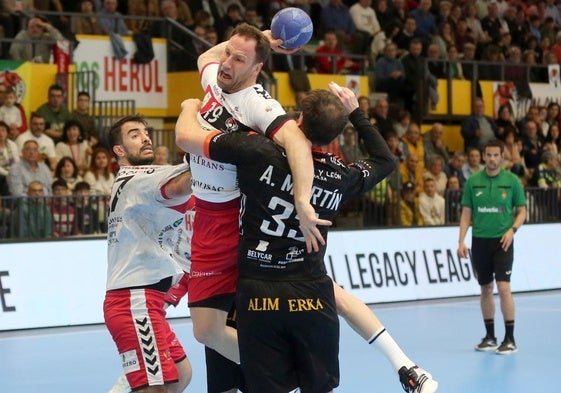 Jugada del partido entre el Nava y el Ademar León.