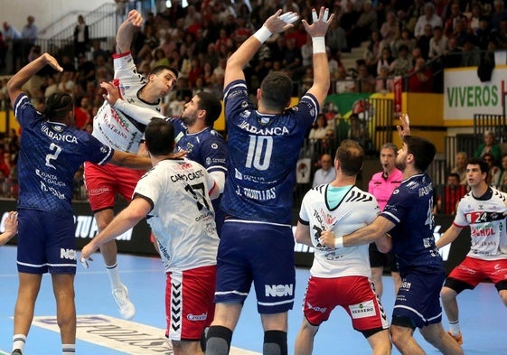 El lateral Nicolás Bonanno realiza un lanzamiento a la portería del Cangas en el partido de este sábado.