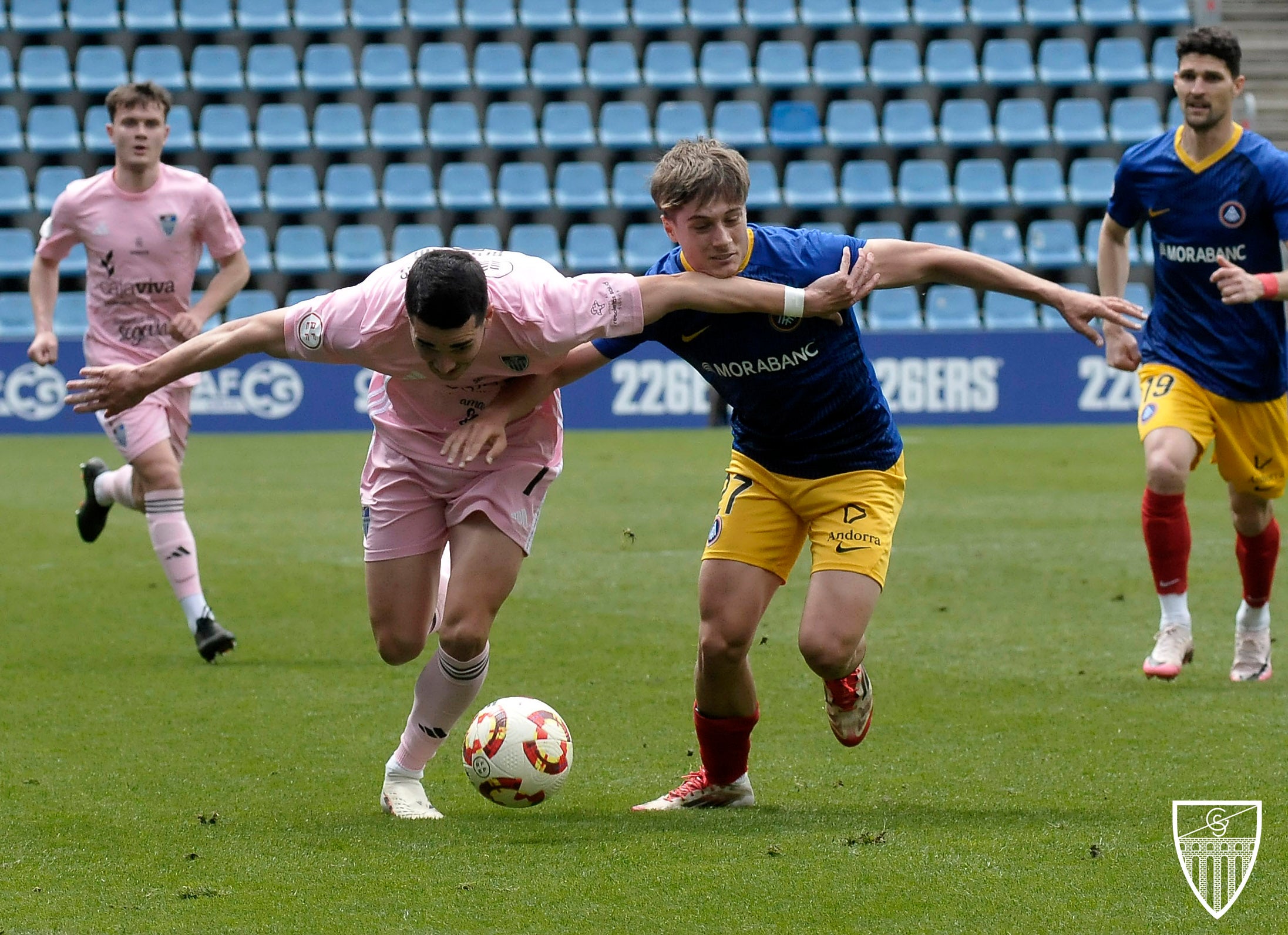Berlanga pugna por el balón con un jugador del Andorra.