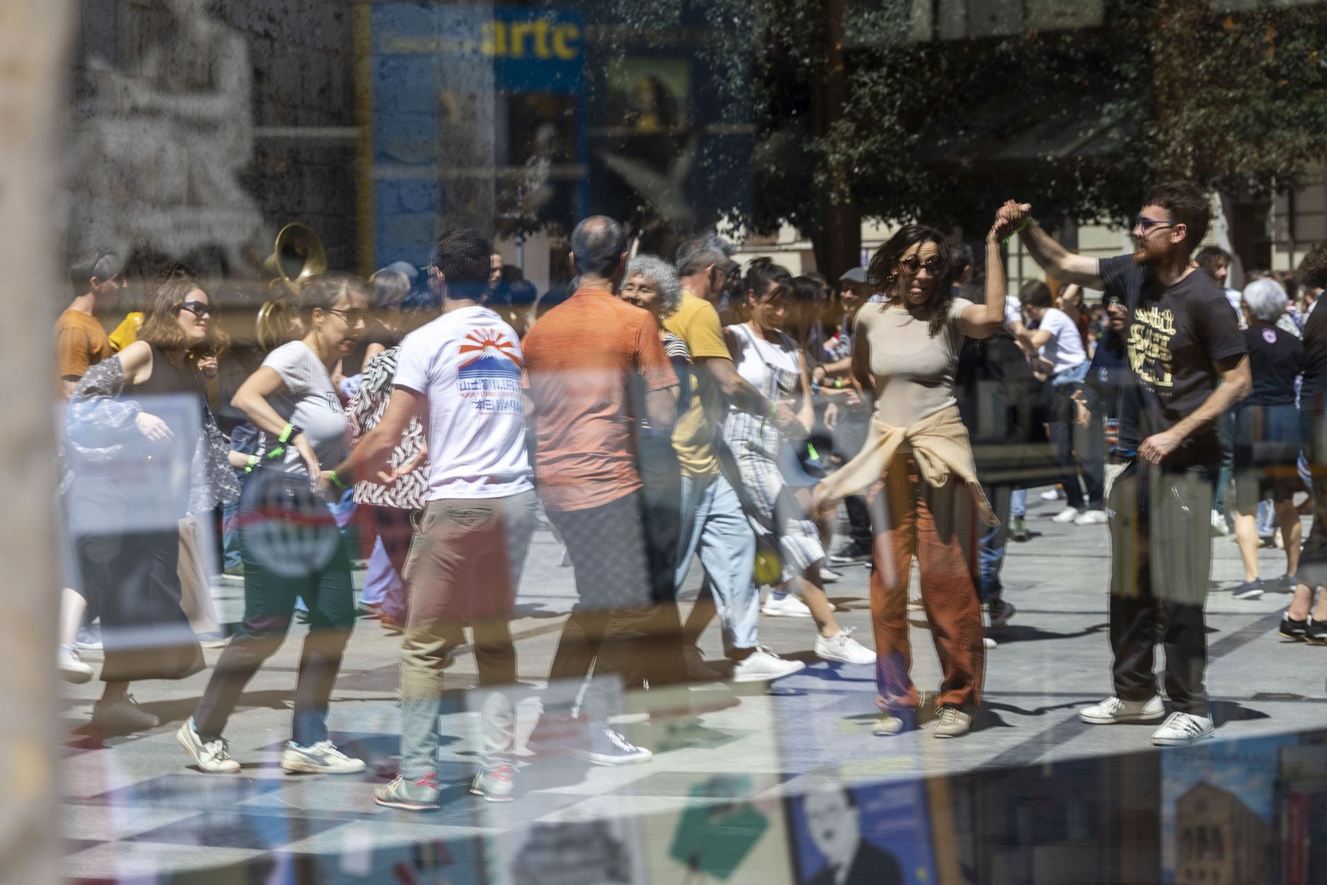 Decenas de bailaries de swing toman Valladolid