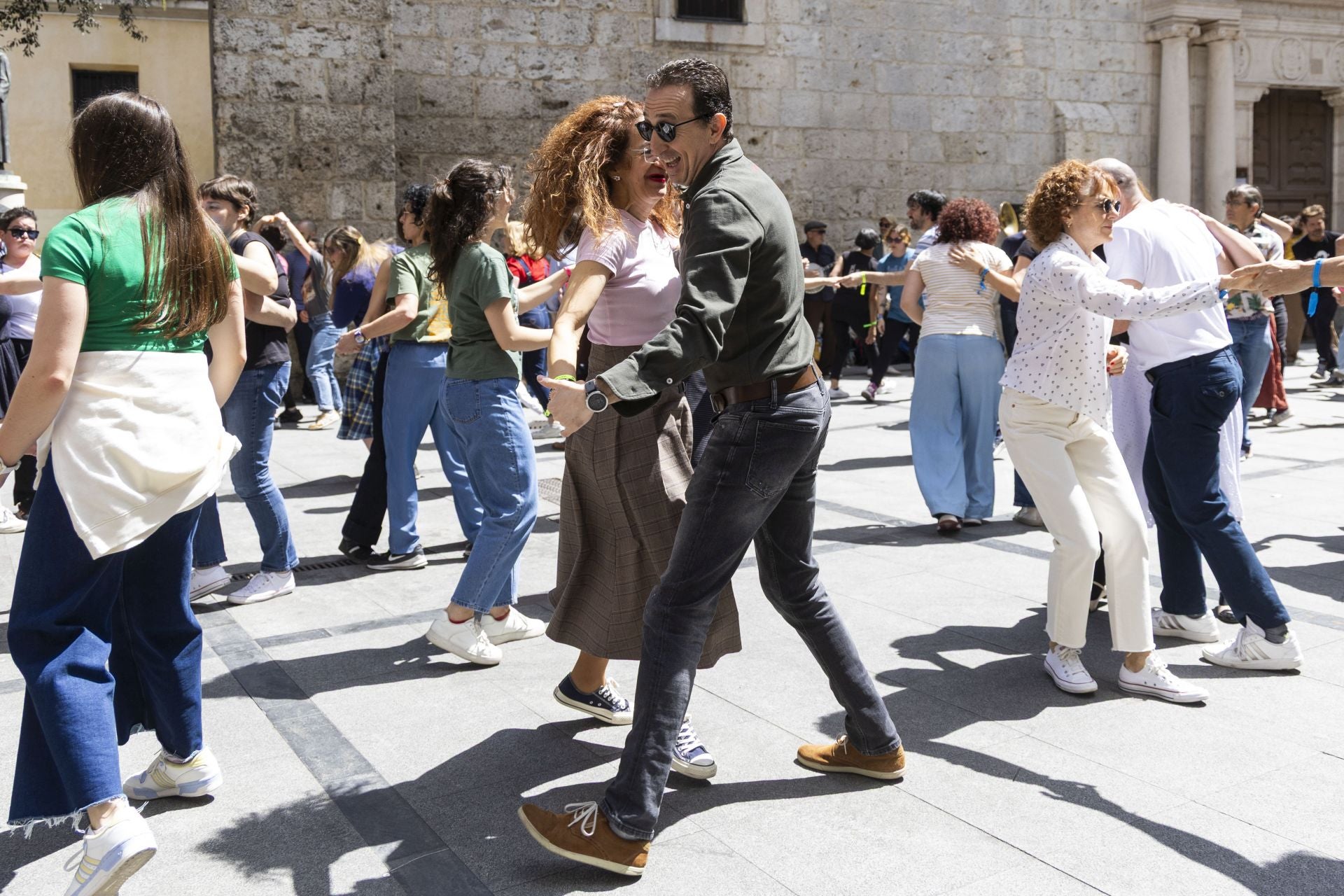 Decenas de bailaries de swing toman Valladolid