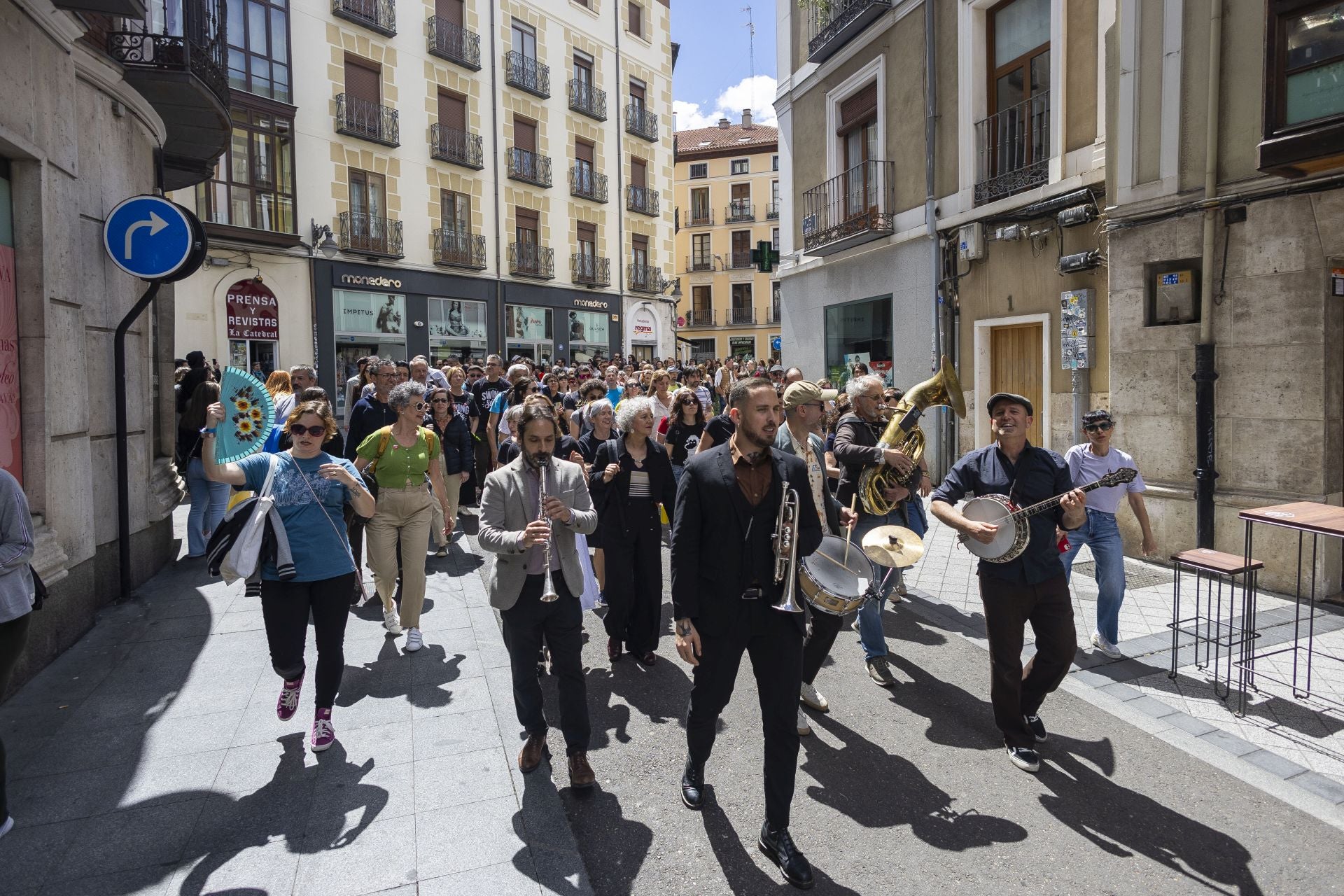 Decenas de bailaries de swing toman Valladolid