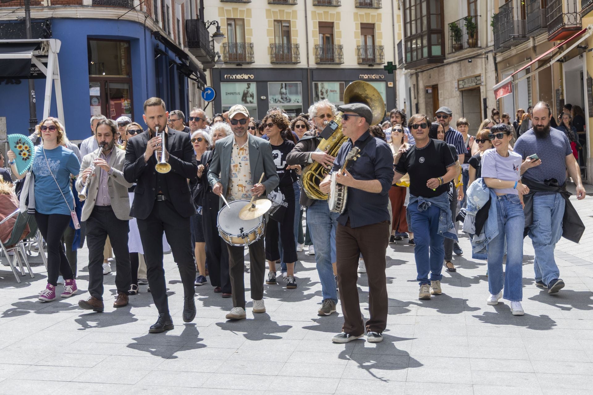 Decenas de bailaries de swing toman Valladolid