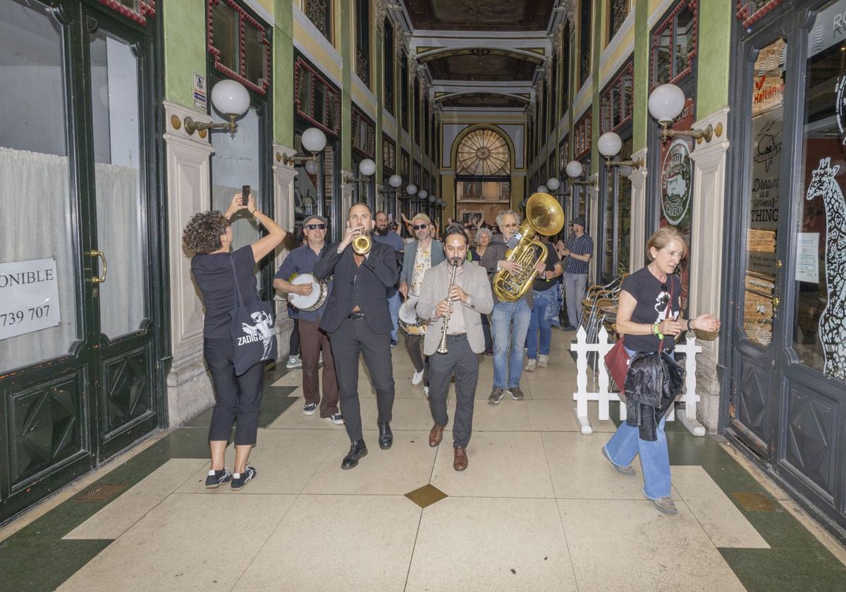 Decenas de bailaries de swing toman Valladolid