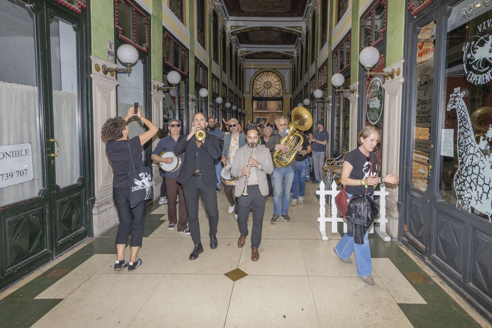 Decenas de bailaries de swing toman Valladolid