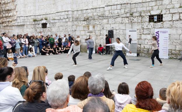 Cuatro bailarinas actúan en Portugalete.