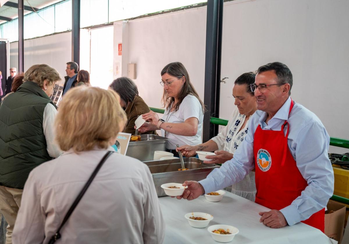 Reparto de caldereta, hoy en la Feria Churra de Palencia.
