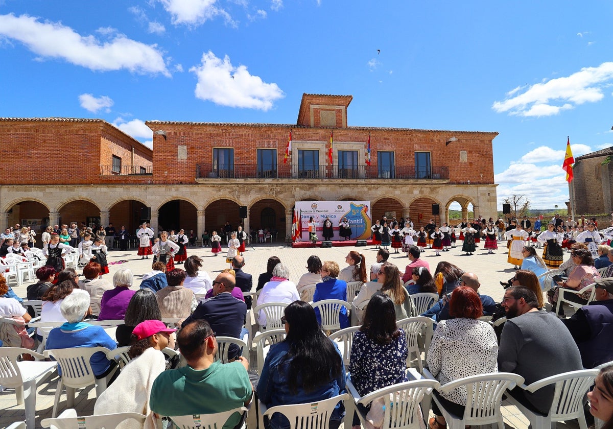Los grupos folclóricos ofrecieron en la plaza Mayor una muestra de sus danzas tradicionales