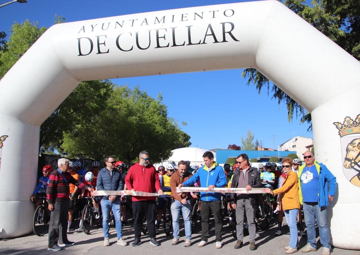Imagen secundaria 1 - Varios momentos del ambiente durante la competición celebrada en Cuéllar. 